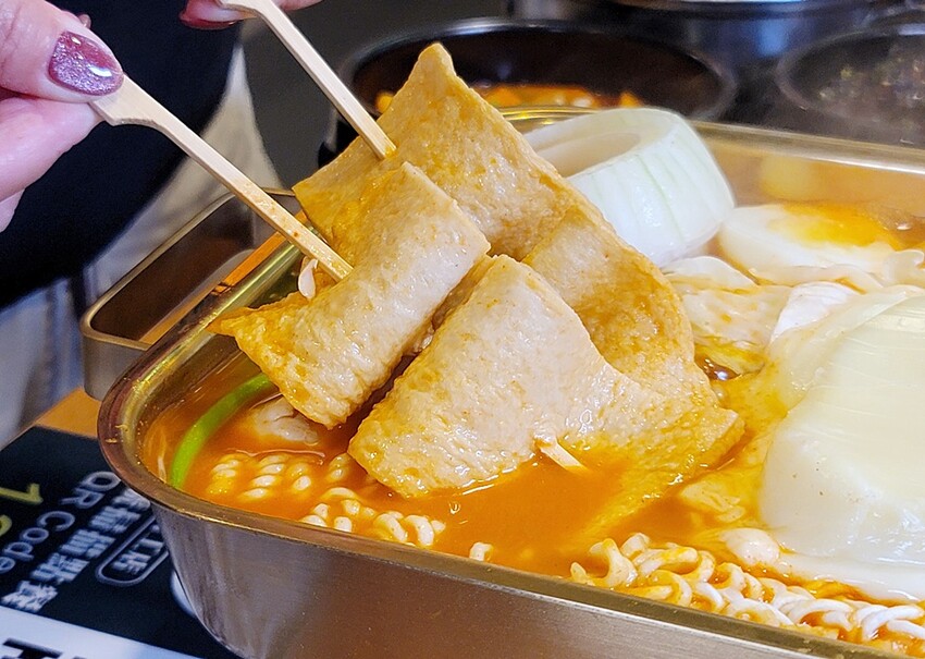 瘋狂牽絲！你來挑戰嗎？台中平價烤肉鍋物推新品！金磚起司部隊鍋、馬鈴薯豬骨湯，一個人來也可以吃道地韓餐！