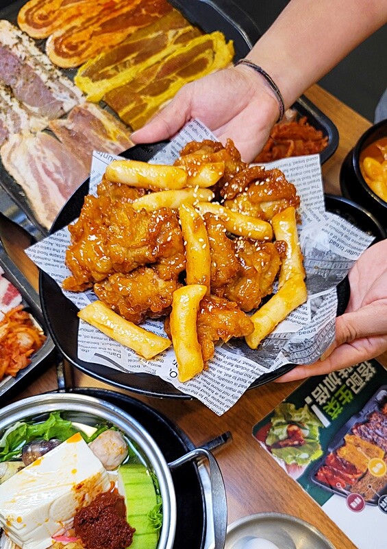 瘋狂牽絲！你來挑戰嗎？台中平價烤肉鍋物推新品！金磚起司部隊鍋、馬鈴薯豬骨湯，一個人來也可以吃道地韓餐！