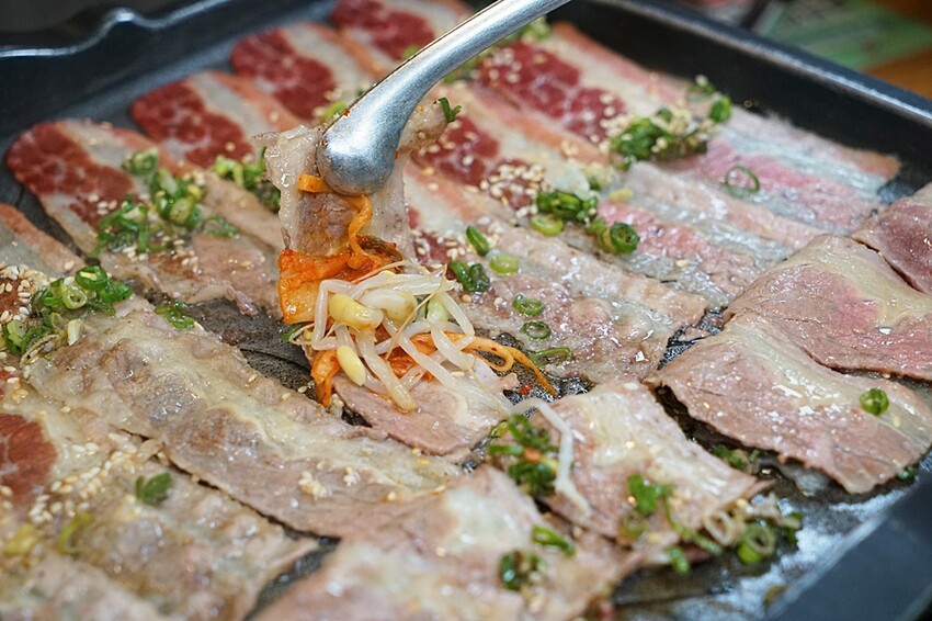 瘋狂牽絲！你來挑戰嗎？台中平價烤肉鍋物推新品！金磚起司部隊鍋、馬鈴薯豬骨湯，一個人來也可以吃道地韓餐！