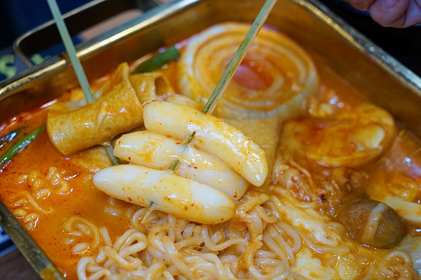 瘋狂牽絲！你來挑戰嗎？台中平價烤肉鍋物推新品！金磚起司部隊鍋、馬鈴薯豬骨湯，一個人來也可以吃道地韓餐！