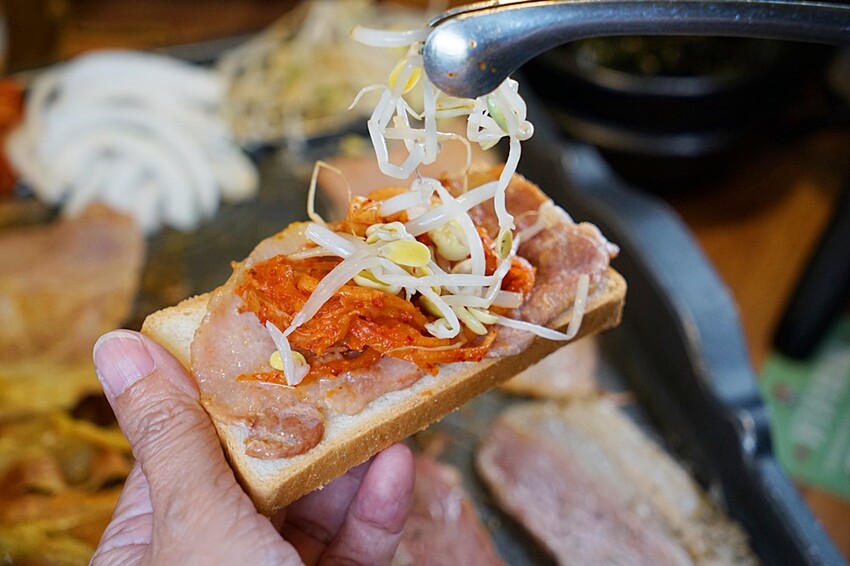 瘋狂牽絲！你來挑戰嗎？台中平價烤肉鍋物推新品！金磚起司部隊鍋、馬鈴薯豬骨湯，一個人來也可以吃道地韓餐！