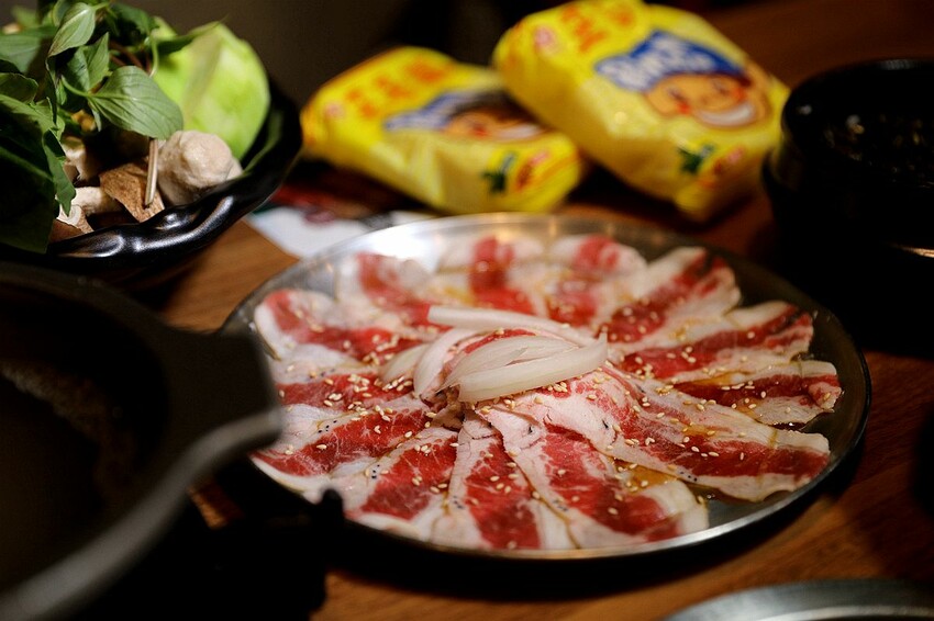 台中市南區CP值爆表！鮮蔬鍋料自助百匯吃到飽 只要250元起｜肉部長韓式平價烤肉鍋物-高工店(台中南區)