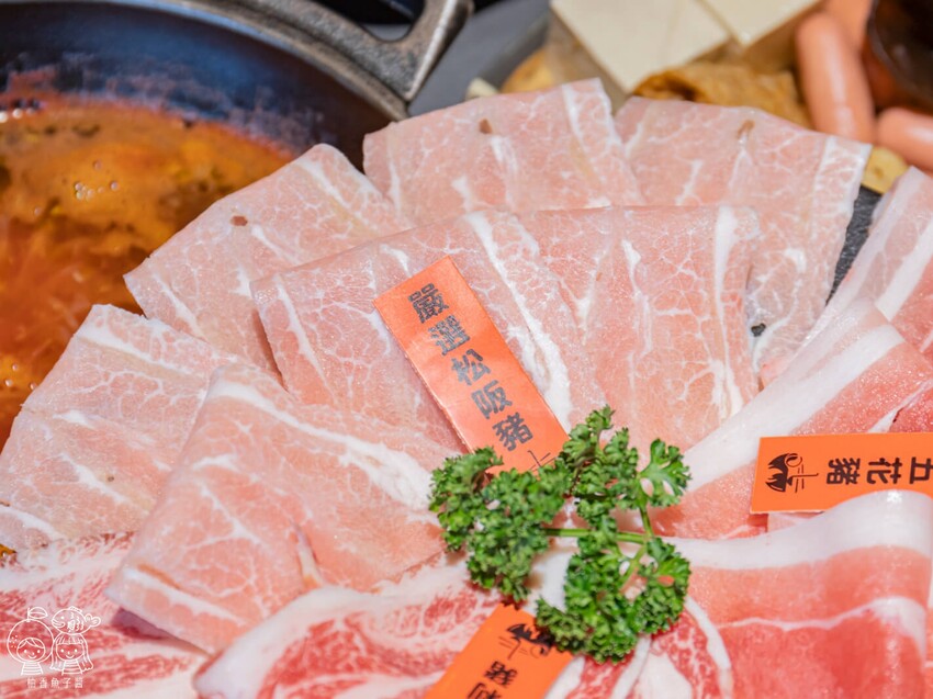 座上嗑個人石鍋,說是飽到天靈蓋一點也不誇張!超滿足大份量主餐,還能享有蔬食、附餐、霜淇淋與飲品吃到飽很超值!