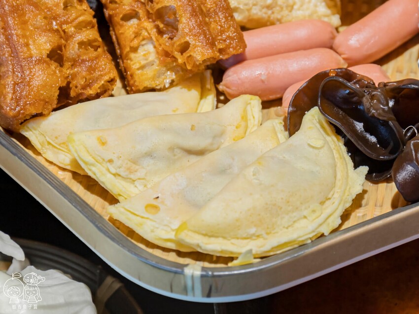 座上嗑個人石鍋,說是飽到天靈蓋一點也不誇張!超滿足大份量主餐,還能享有蔬食、附餐、霜淇淋與飲品吃到飽很超值!