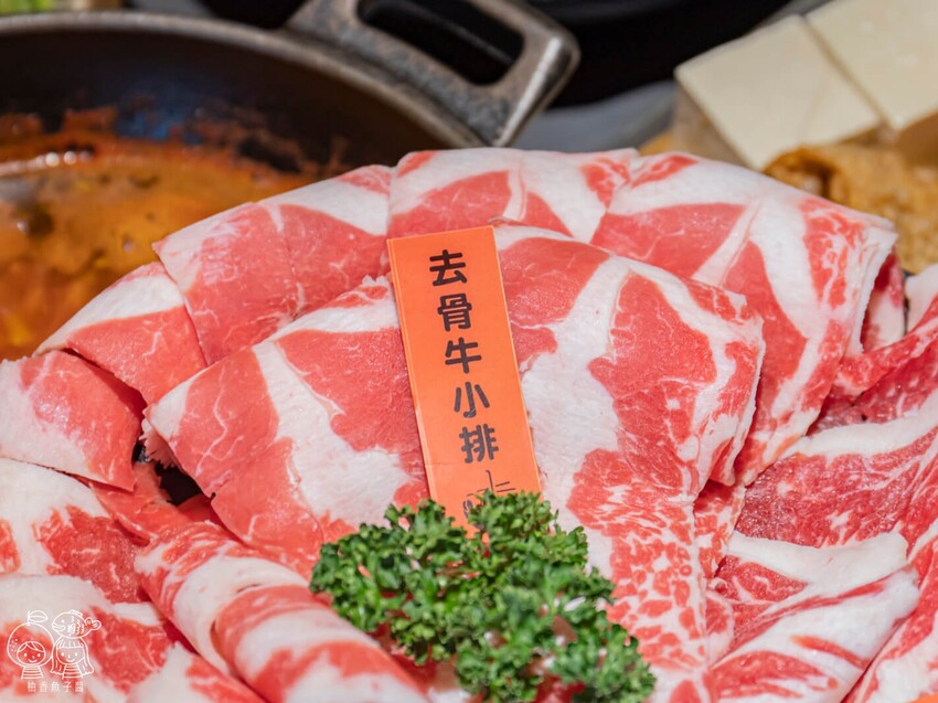 座上嗑個人石鍋,說是飽到天靈蓋一點也不誇張!超滿足大份量主餐,還能享有蔬食、附餐、霜淇淋與飲品吃到飽很超值!