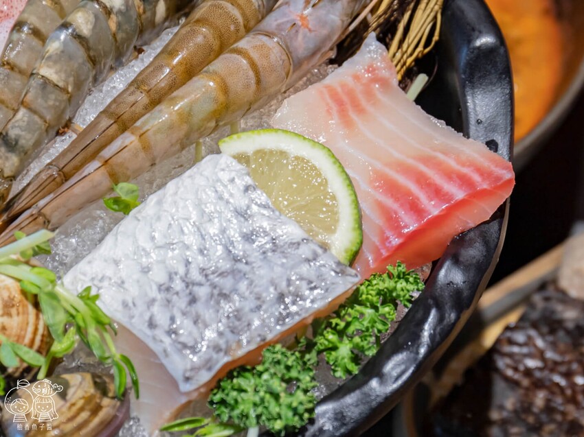 座上嗑個人石鍋,說是飽到天靈蓋一點也不誇張!超滿足大份量主餐,還能享有蔬食、附餐、霜淇淋與飲品吃到飽很超值!