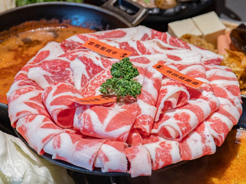 座上嗑個人石鍋,說是飽到天靈蓋一點也不誇張!超滿足大份量主餐,還能享有蔬食、附餐、霜淇淋與飲品吃到飽很超值!