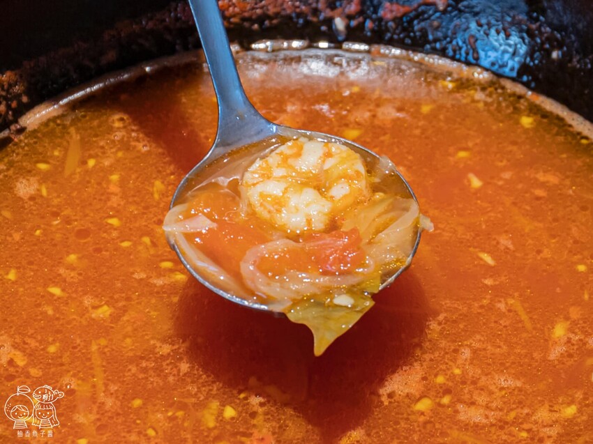 座上嗑個人石鍋,說是飽到天靈蓋一點也不誇張!超滿足大份量主餐,還能享有蔬食、附餐、霜淇淋與飲品吃到飽很超值!