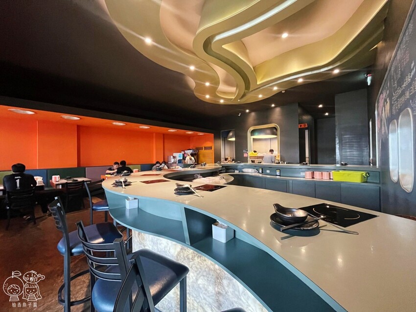 座上嗑個人石鍋,說是飽到天靈蓋一點也不誇張!超滿足大份量主餐,還能享有蔬食、附餐、霜淇淋與飲品吃到飽很超值!