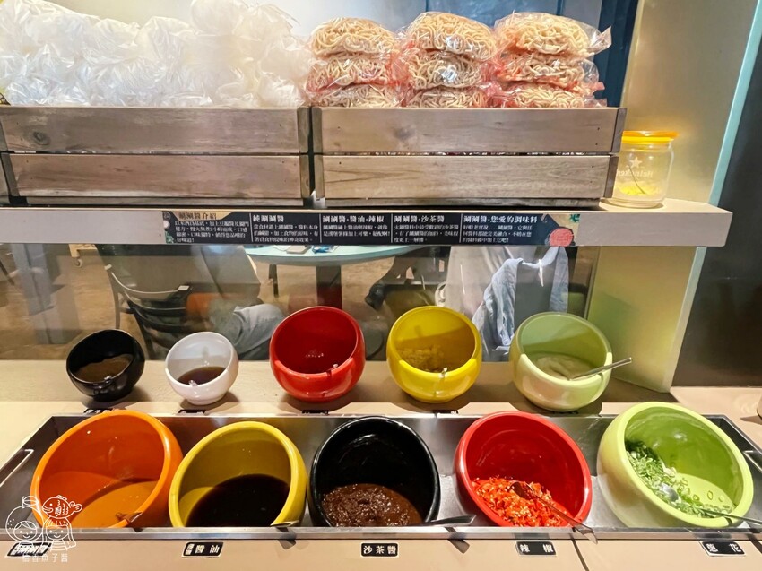 座上嗑個人石鍋,說是飽到天靈蓋一點也不誇張!超滿足大份量主餐,還能享有蔬食、附餐、霜淇淋與飲品吃到飽很超值!