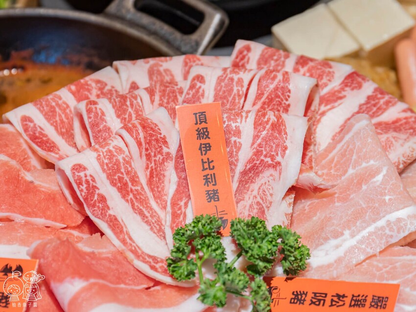 座上嗑個人石鍋,說是飽到天靈蓋一點也不誇張!超滿足大份量主餐,還能享有蔬食、附餐、霜淇淋與飲品吃到飽很超值!