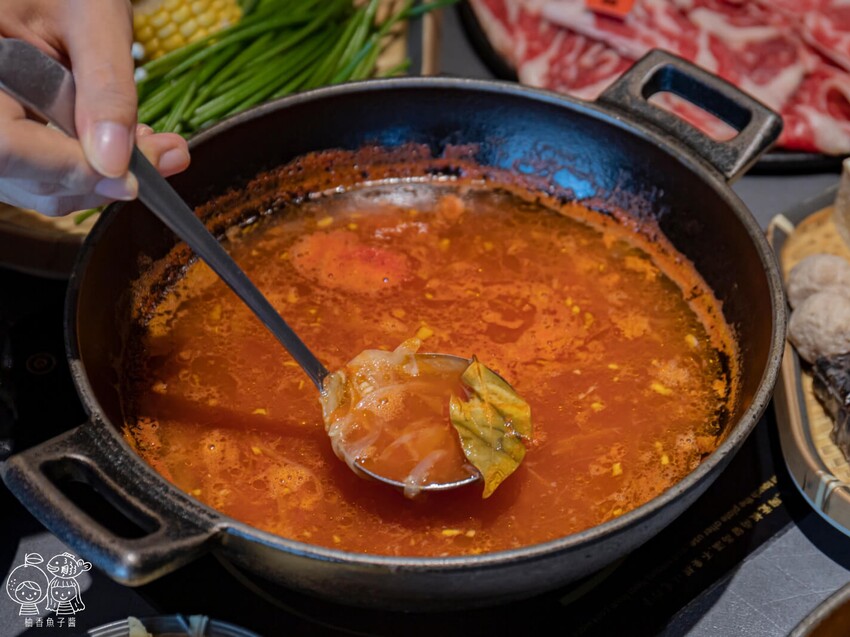 座上嗑個人石鍋,說是飽到天靈蓋一點也不誇張!超滿足大份量主餐,還能享有蔬食、附餐、霜淇淋與飲品吃到飽很超值!