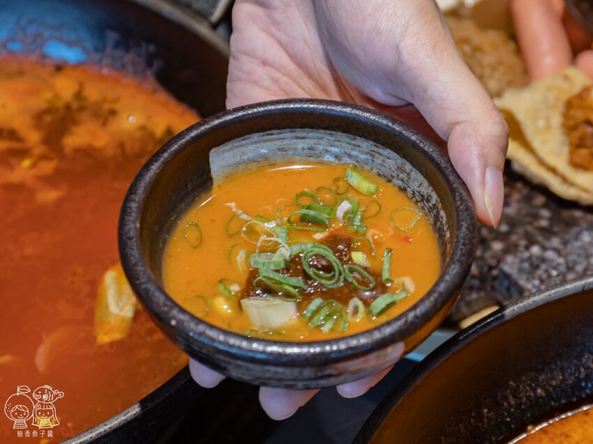 座上嗑個人石鍋,說是飽到天靈蓋一點也不誇張!超滿足大份量主餐,還能享有蔬食、附餐、霜淇淋與飲品吃到飽很超值!