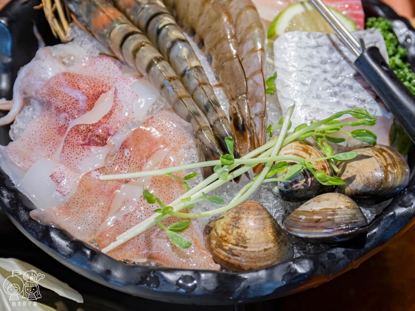 座上嗑個人石鍋,說是飽到天靈蓋一點也不誇張!超滿足大份量主餐,還能享有蔬食、附餐、霜淇淋與飲品吃到飽很超值!