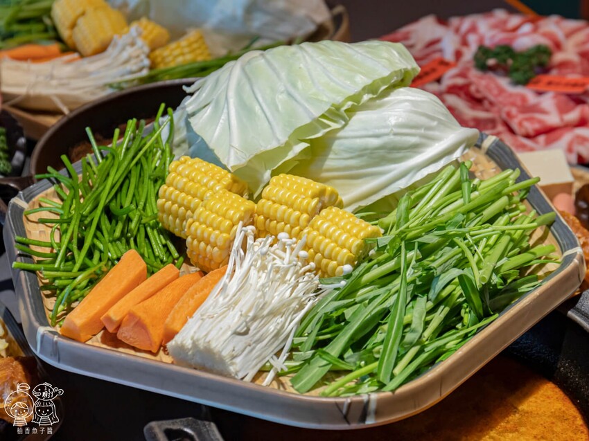 座上嗑個人石鍋,說是飽到天靈蓋一點也不誇張!超滿足大份量主餐,還能享有蔬食、附餐、霜淇淋與飲品吃到飽很超值!