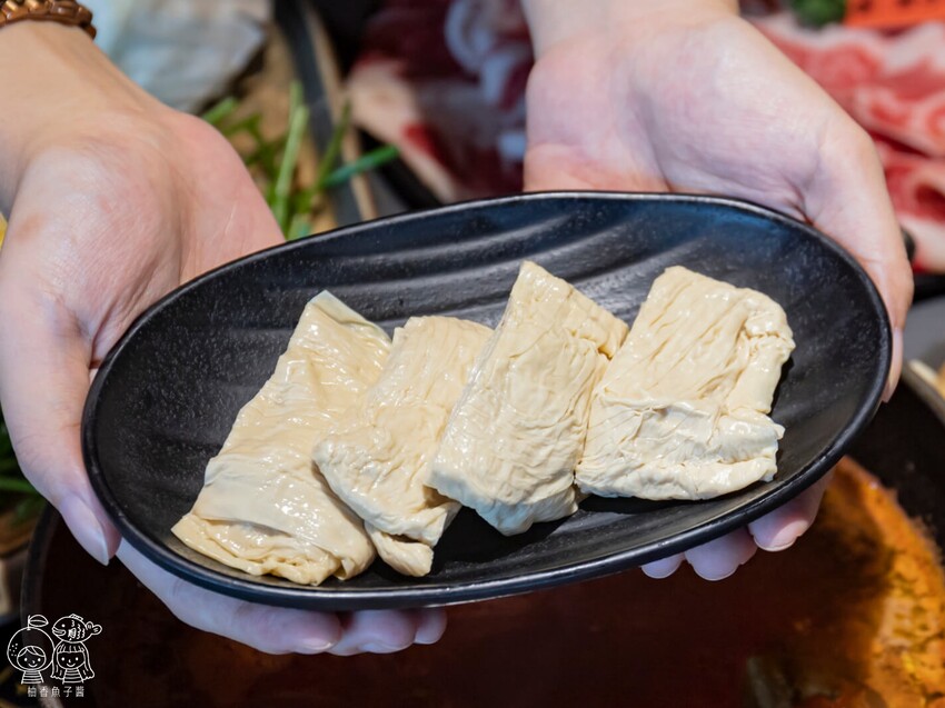 座上嗑個人石鍋,說是飽到天靈蓋一點也不誇張!超滿足大份量主餐,還能享有蔬食、附餐、霜淇淋與飲品吃到飽很超值!