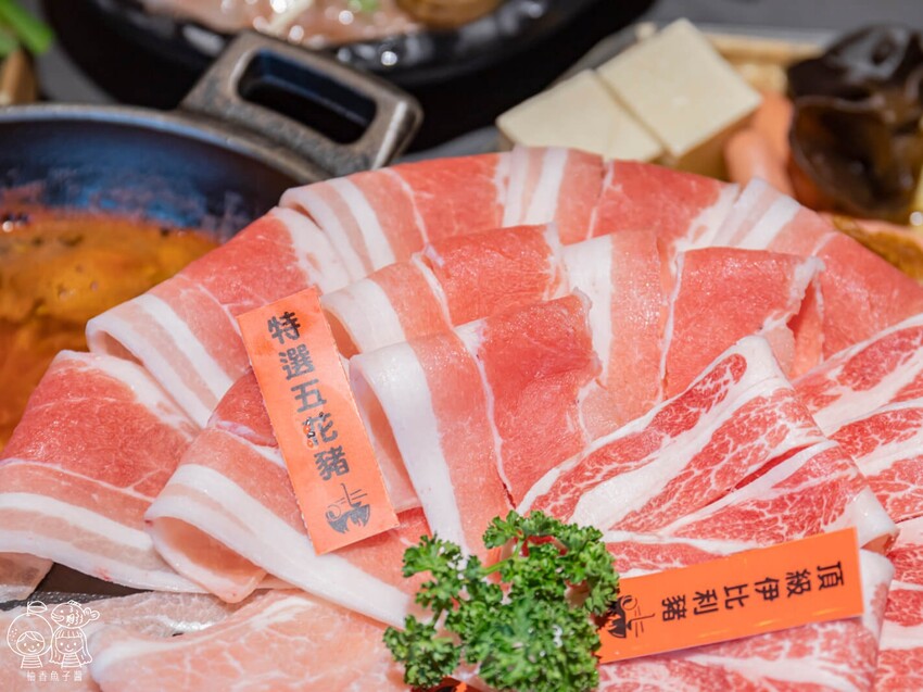 座上嗑個人石鍋,說是飽到天靈蓋一點也不誇張!超滿足大份量主餐,還能享有蔬食、附餐、霜淇淋與飲品吃到飽很超值!