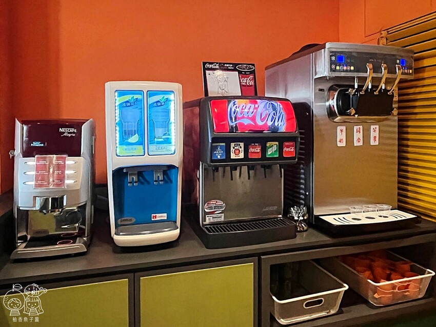 座上嗑個人石鍋,說是飽到天靈蓋一點也不誇張!超滿足大份量主餐,還能享有蔬食、附餐、霜淇淋與飲品吃到飽很超值!