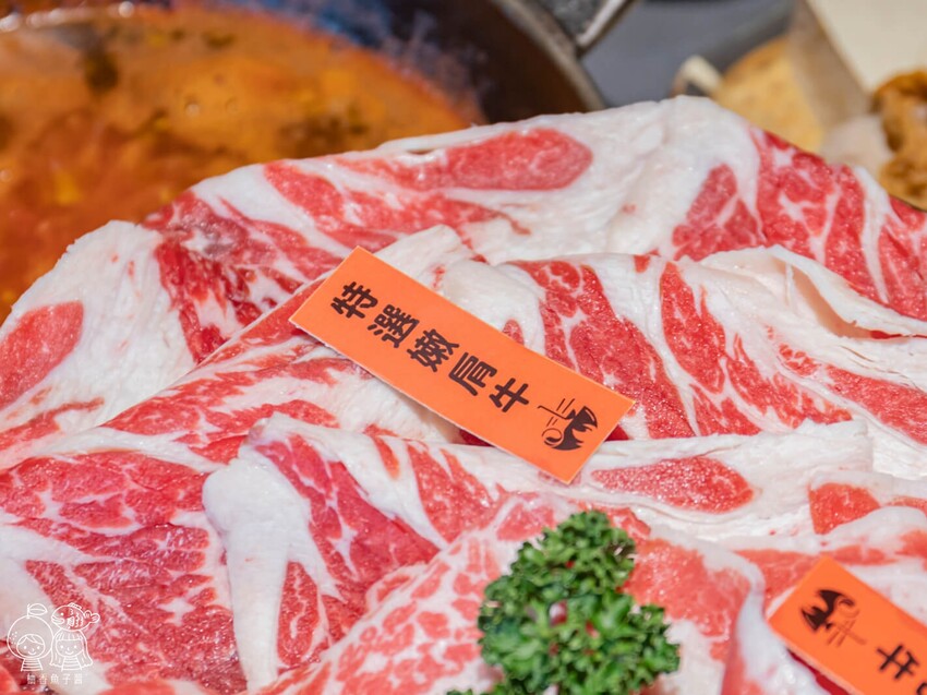 座上嗑個人石鍋,說是飽到天靈蓋一點也不誇張!超滿足大份量主餐,還能享有蔬食、附餐、霜淇淋與飲品吃到飽很超值!