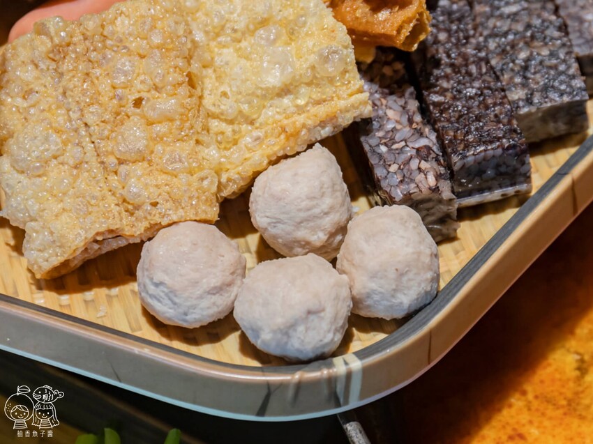 座上嗑個人石鍋,說是飽到天靈蓋一點也不誇張!超滿足大份量主餐,還能享有蔬食、附餐、霜淇淋與飲品吃到飽很超值!