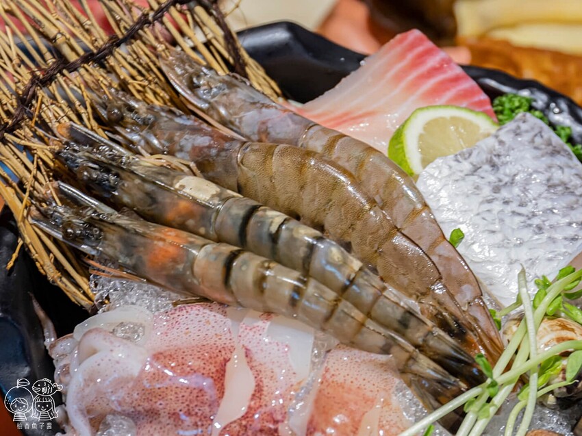 座上嗑個人石鍋,說是飽到天靈蓋一點也不誇張!超滿足大份量主餐,還能享有蔬食、附餐、霜淇淋與飲品吃到飽很超值!