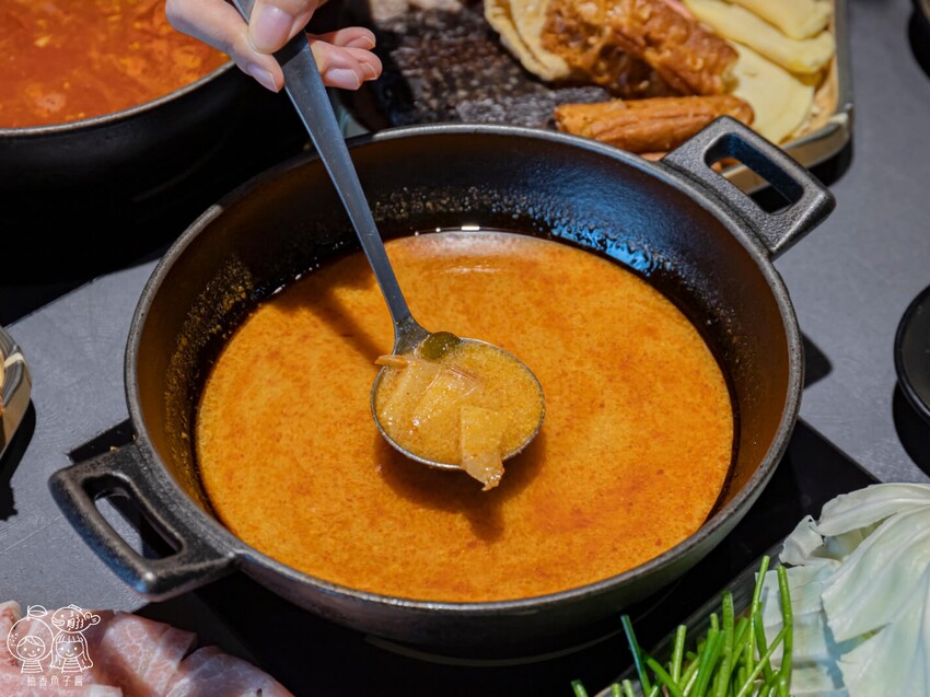 座上嗑個人石鍋,說是飽到天靈蓋一點也不誇張!超滿足大份量主餐,還能享有蔬食、附餐、霜淇淋與飲品吃到飽很超值!