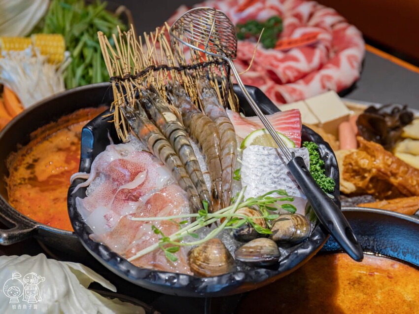 座上嗑個人石鍋,說是飽到天靈蓋一點也不誇張!超滿足大份量主餐,還能享有蔬食、附餐、霜淇淋與飲品吃到飽很超值!