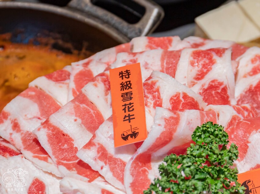 座上嗑個人石鍋,說是飽到天靈蓋一點也不誇張!超滿足大份量主餐,還能享有蔬食、附餐、霜淇淋與飲品吃到飽很超值!