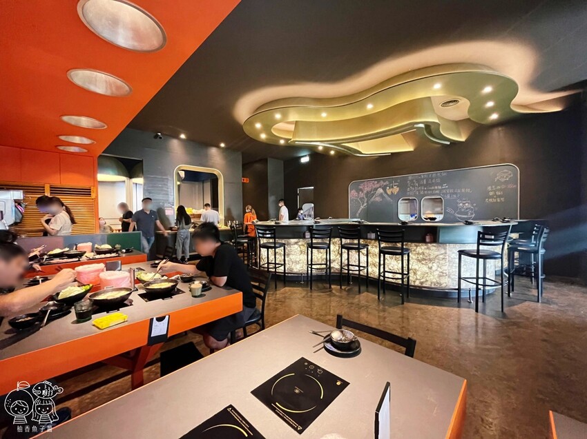 座上嗑個人石鍋,說是飽到天靈蓋一點也不誇張!超滿足大份量主餐,還能享有蔬食、附餐、霜淇淋與飲品吃到飽很超值!