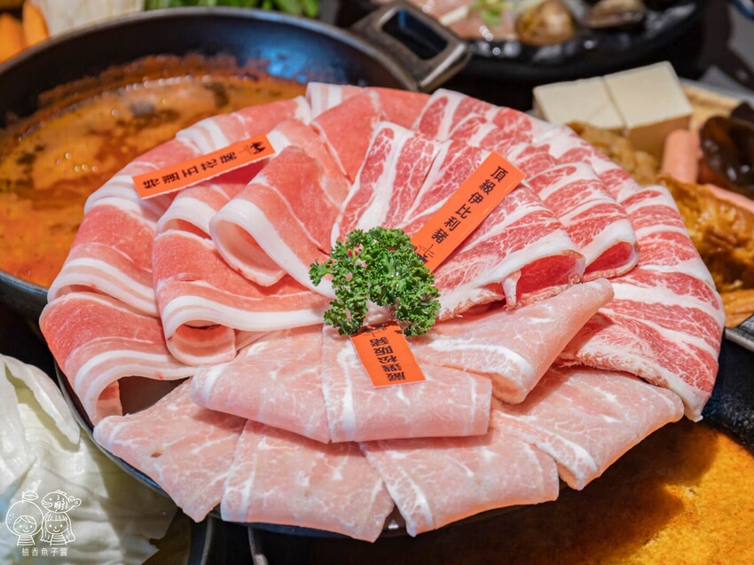 座上嗑個人石鍋,說是飽到天靈蓋一點也不誇張!超滿足大份量主餐,還能享有蔬食、附餐、霜淇淋與飲品吃到飽很超值!