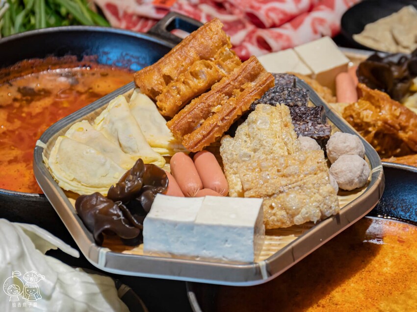 座上嗑個人石鍋,說是飽到天靈蓋一點也不誇張!超滿足大份量主餐,還能享有蔬食、附餐、霜淇淋與飲品吃到飽很超值!