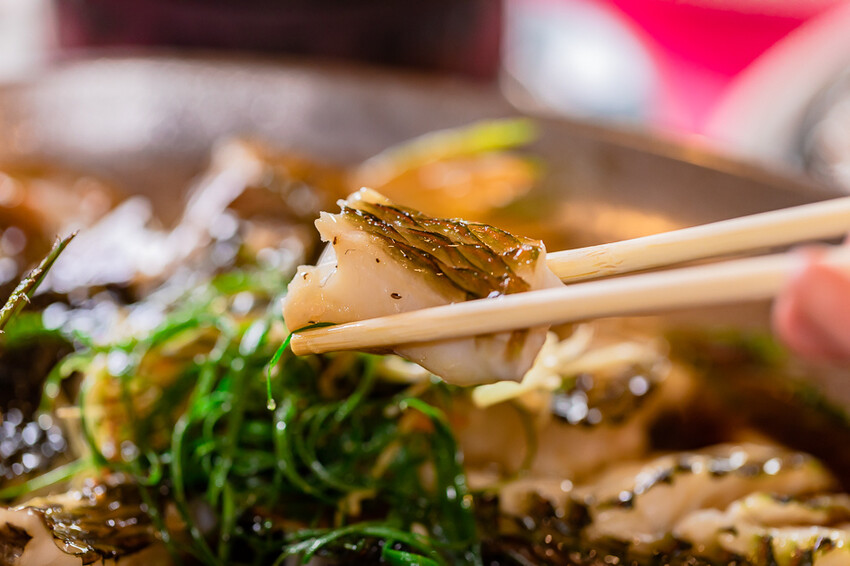 墾丁美食 – 亞發師海產 x 回訪N次的超高CP值海產餐廳 無敵海景漁港餐廳 一片5元的新鮮生魚片 平價熱炒高級