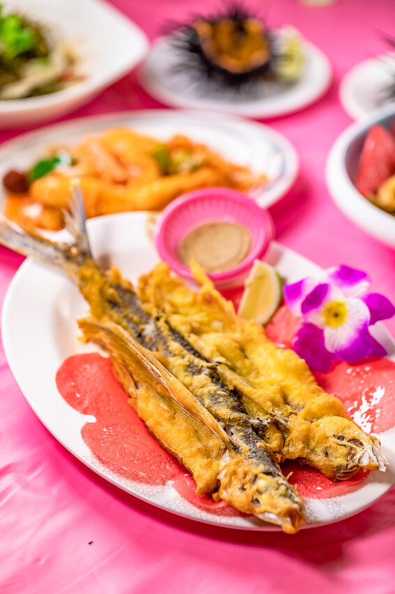 墾丁美食 – 亞發師海產 x 回訪N次的超高CP值海產餐廳 無敵海景漁港餐廳 一片5元的新鮮生魚片 平價熱炒高級