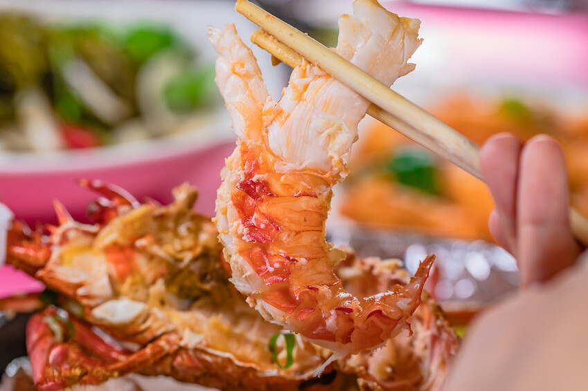 墾丁美食 – 亞發師海產 x 回訪N次的超高CP值海產餐廳 無敵海景漁港餐廳 一片5元的新鮮生魚片 平價熱炒高級