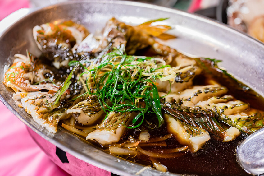 墾丁美食 – 亞發師海產 x 回訪N次的超高CP值海產餐廳 無敵海景漁港餐廳 一片5元的新鮮生魚片 平價熱炒高級