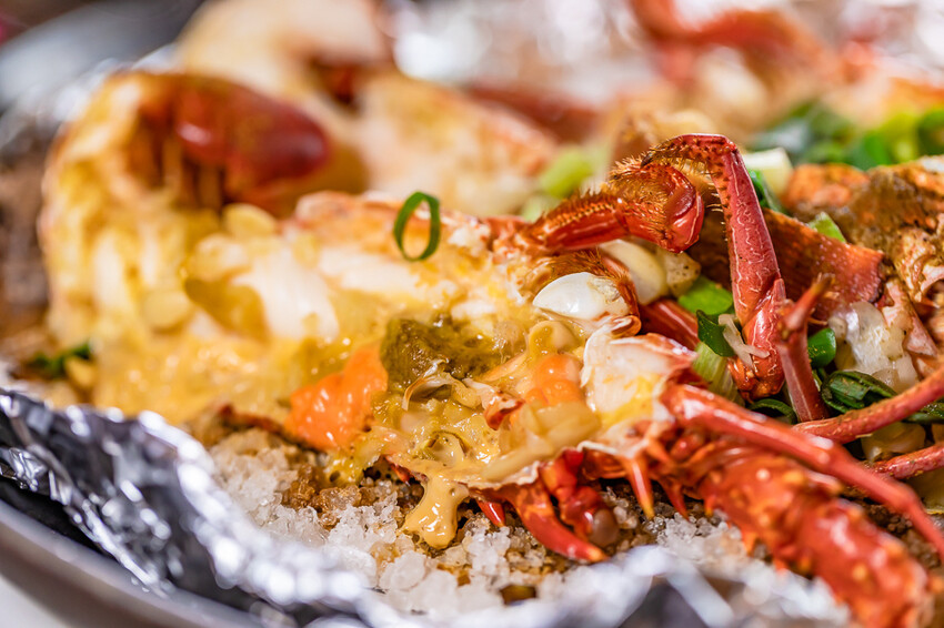 墾丁美食 – 亞發師海產 x 回訪N次的超高CP值海產餐廳 無敵海景漁港餐廳 一片5元的新鮮生魚片 平價熱炒高級