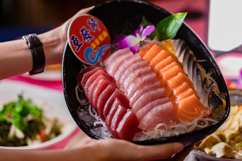 墾丁美食 – 亞發師海產 x 回訪N次的超高CP值海產餐廳 無敵海景漁港餐廳 一片5元的新鮮生魚片 平價熱炒高級