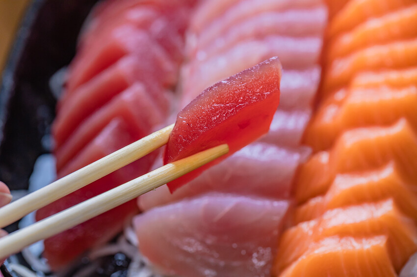 墾丁美食 – 亞發師海產 x 回訪N次的超高CP值海產餐廳 無敵海景漁港餐廳 一片5元的新鮮生魚片 平價熱炒高級