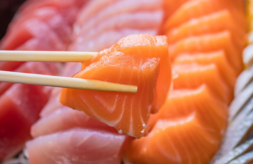 墾丁美食 – 亞發師海產 x 回訪N次的超高CP值海產餐廳 無敵海景漁港餐廳 一片5元的新鮮生魚片 平價熱炒高級