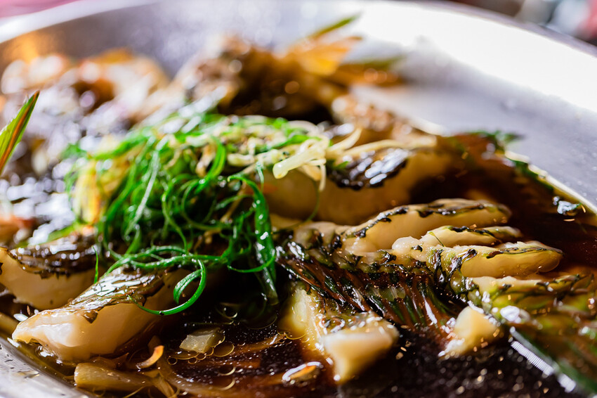 墾丁美食 – 亞發師海產 x 回訪N次的超高CP值海產餐廳 無敵海景漁港餐廳 一片5元的新鮮生魚片 平價熱炒高級