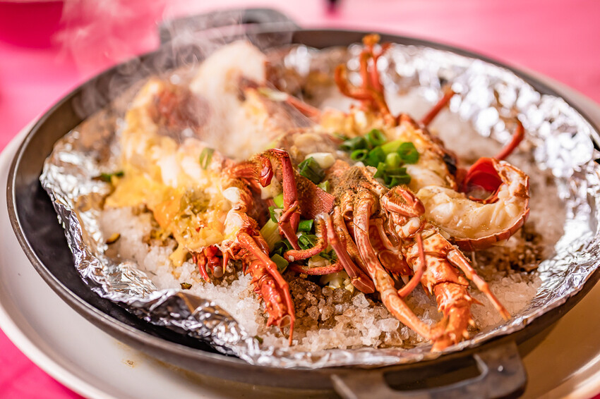 墾丁美食 – 亞發師海產 x 回訪N次的超高CP值海產餐廳 無敵海景漁港餐廳 一片5元的新鮮生魚片 平價熱炒高級