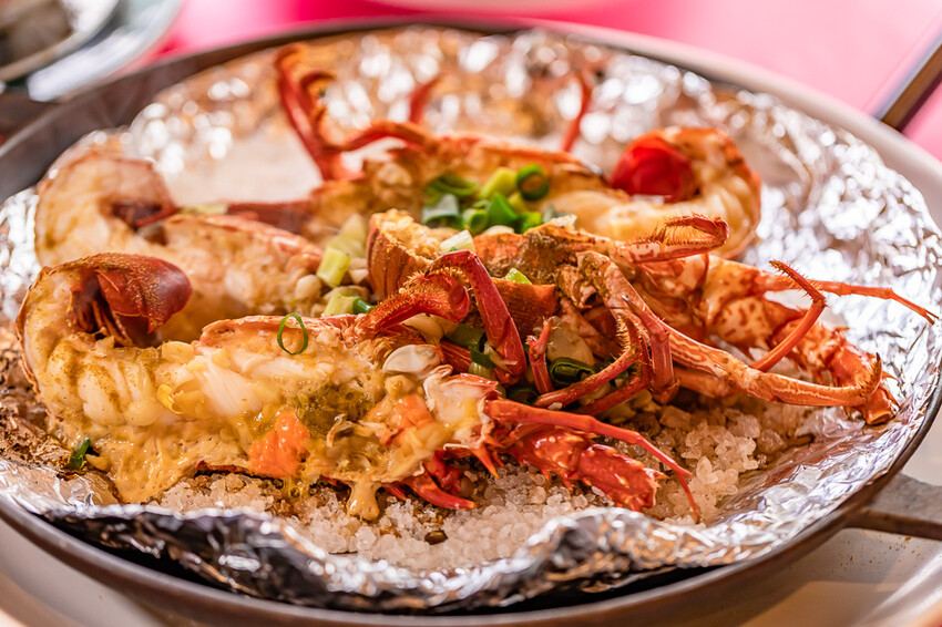 墾丁美食 – 亞發師海產 x 回訪N次的超高CP值海產餐廳 無敵海景漁港餐廳 一片5元的新鮮生魚片 平價熱炒高級