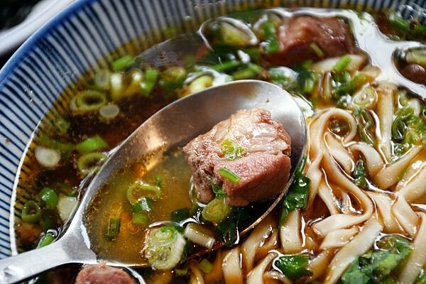 台東隱藏版牛肉麵【龍過脈貨櫃牛肉麵】隱藏在山林間的美味飄香~能不能吃的到還得看人品!※台東在地美食