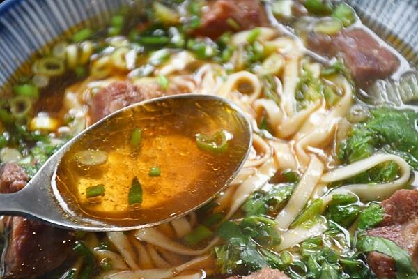 台東隱藏版牛肉麵【龍過脈貨櫃牛肉麵】隱藏在山林間的美味飄香~能不能吃的到還得看人品!※台東在地美食