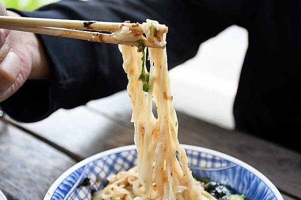 台東隱藏版牛肉麵【龍過脈貨櫃牛肉麵】隱藏在山林間的美味飄香~能不能吃的到還得看人品!※台東在地美食