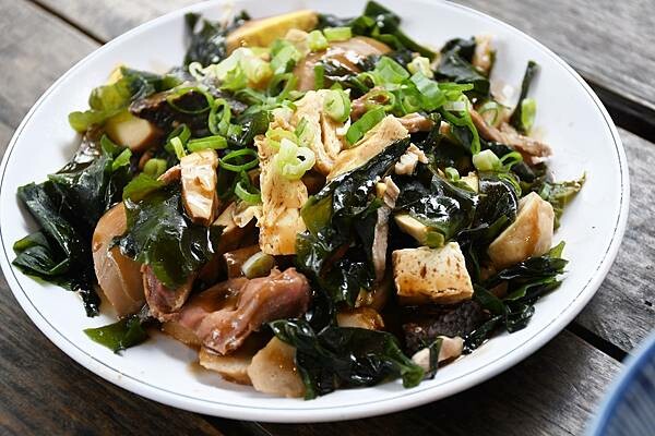 台東隱藏版牛肉麵【龍過脈貨櫃牛肉麵】隱藏在山林間的美味飄香~能不能吃的到還得看人品!※台東在地美食