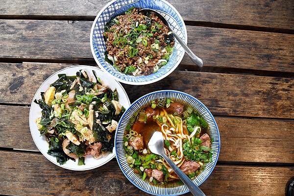 台東隱藏版牛肉麵【龍過脈貨櫃牛肉麵】隱藏在山林間的美味飄香~能不能吃的到還得看人品!※台東在地美食