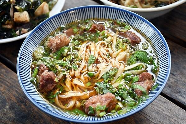 台東隱藏版牛肉麵【龍過脈貨櫃牛肉麵】隱藏在山林間的美味飄香~能不能吃的到還得看人品!※台東在地美食