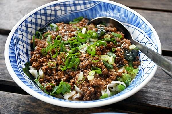 台東隱藏版牛肉麵【龍過脈貨櫃牛肉麵】隱藏在山林間的美味飄香~能不能吃的到還得看人品!※台東在地美食
