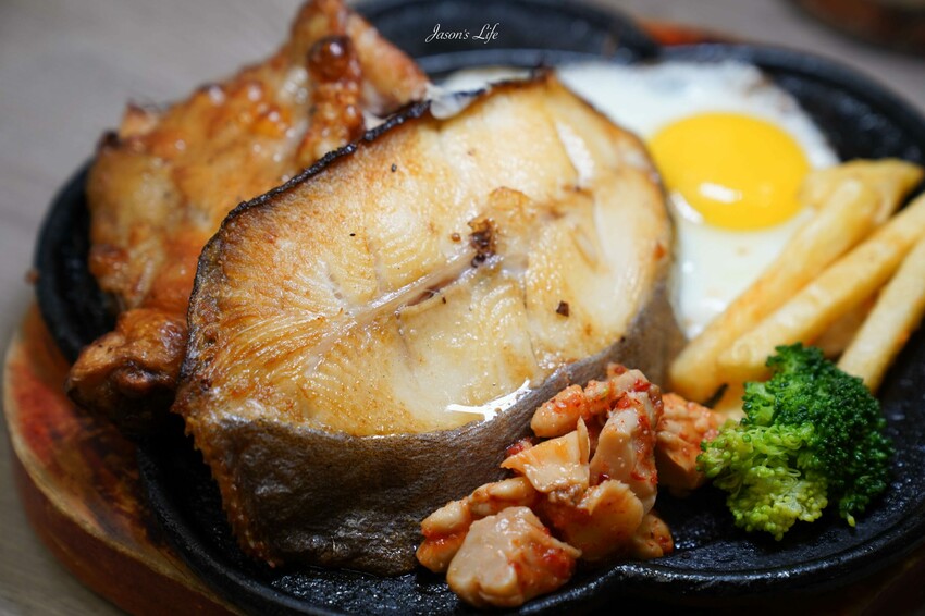 【台中太平│美食】19House炙燒牛排太平店。高CP值牛排吃到飽，超豐盛自助區，麻辣豆腐鴨血、爆米花、冰淇淋